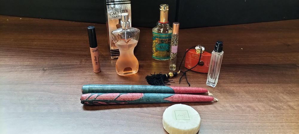 Lot 261: Nine Assorted Cosmetic and Decorative Items