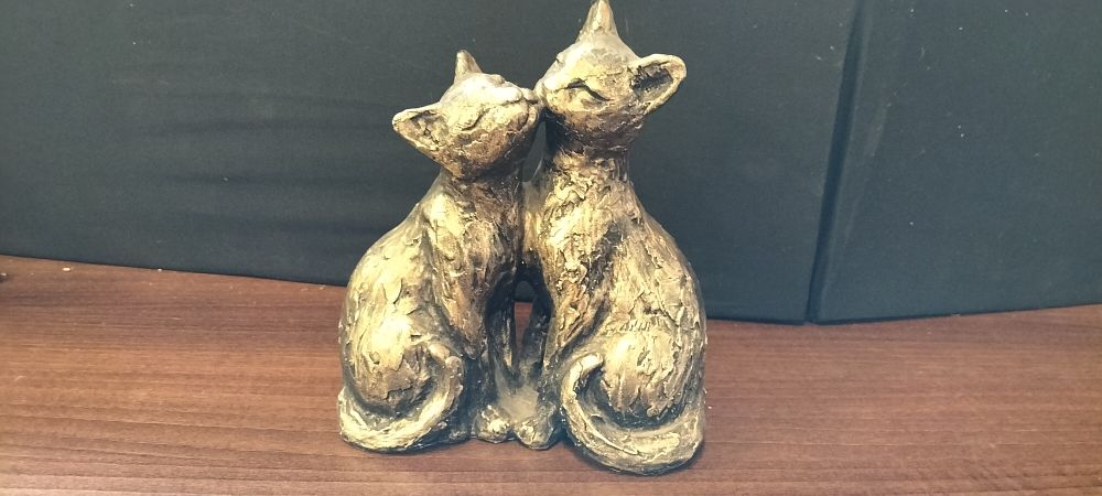 Lot 263: A Bronze Effect Sculpture of Two Kissing Cats