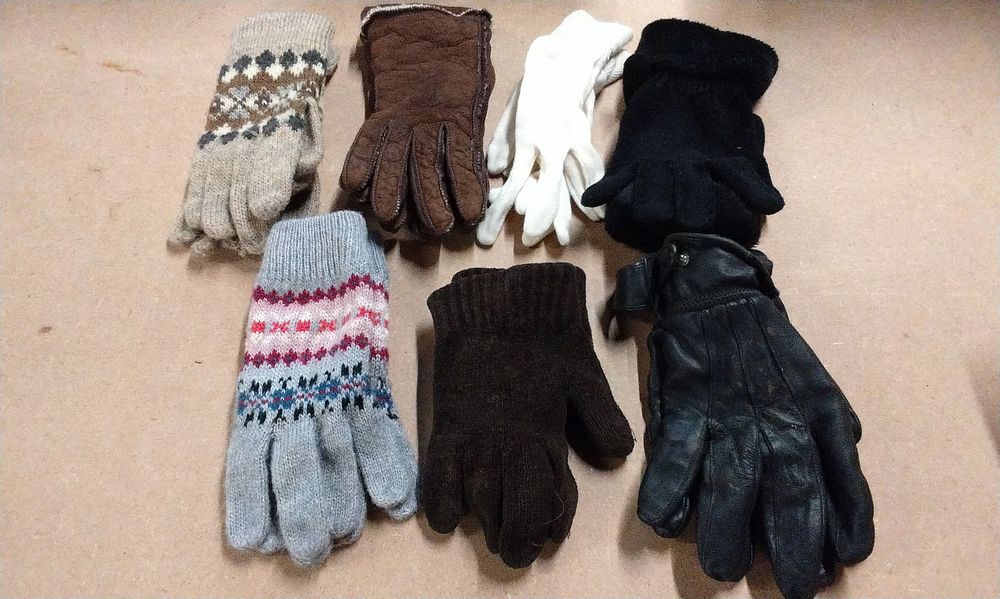 Lot 281: Seven Assorted Winter Gloves