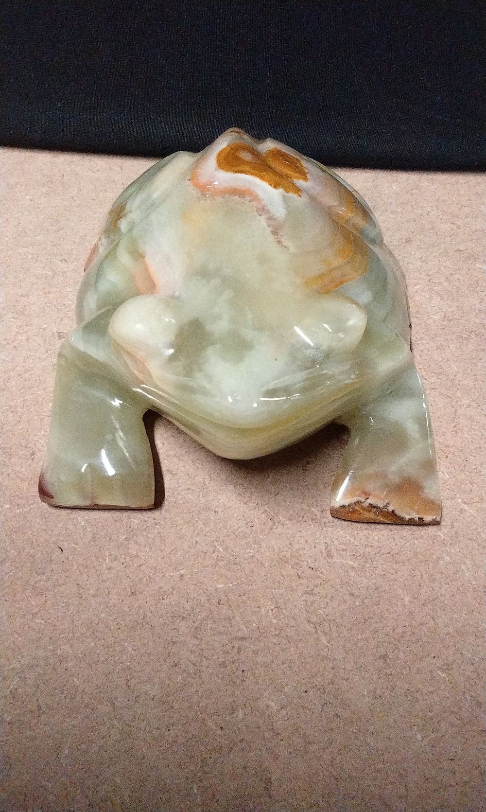 Lot 351: A Hand Carved Onyx Frog Paperweight