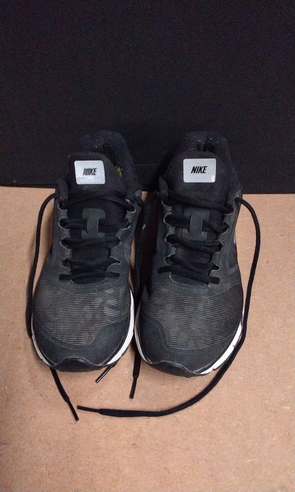 Lot 390: A Pair of Nike Vomero 8 Running Shoes. Size UK 5.5