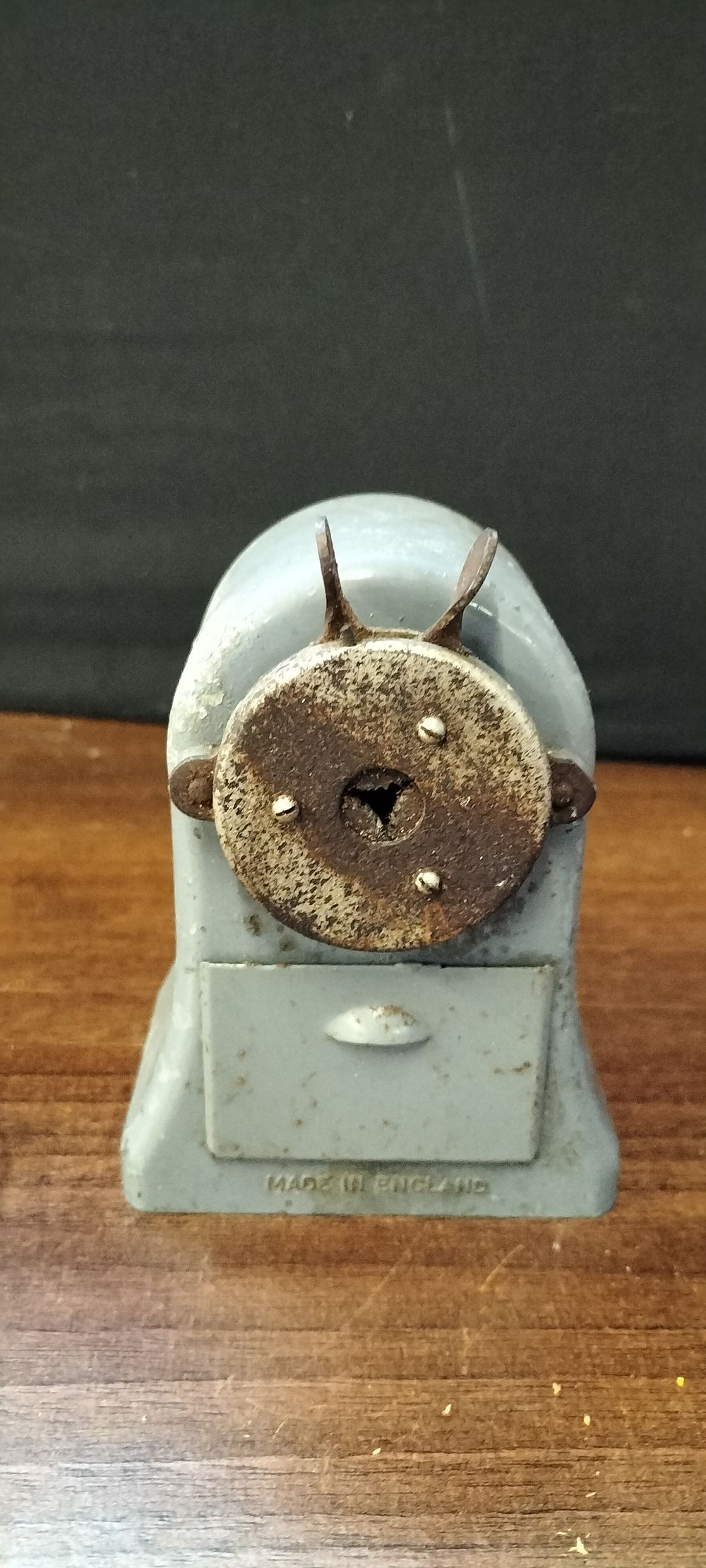 Lot 458: A Vintage Sabre No 3 Metal Pencil Sharpener