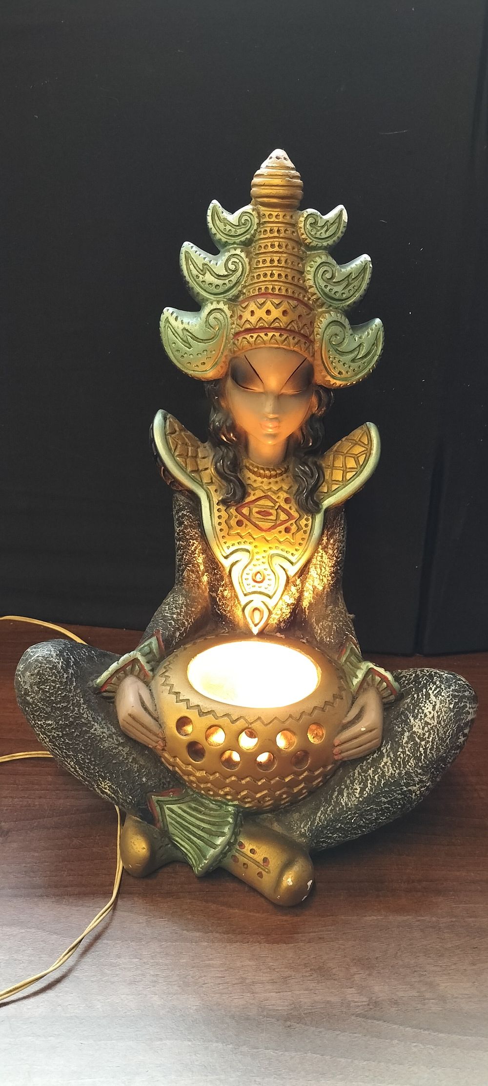 Lot 484: Vintage Tretchikoff Style Chalkware Thai Lady Lamp