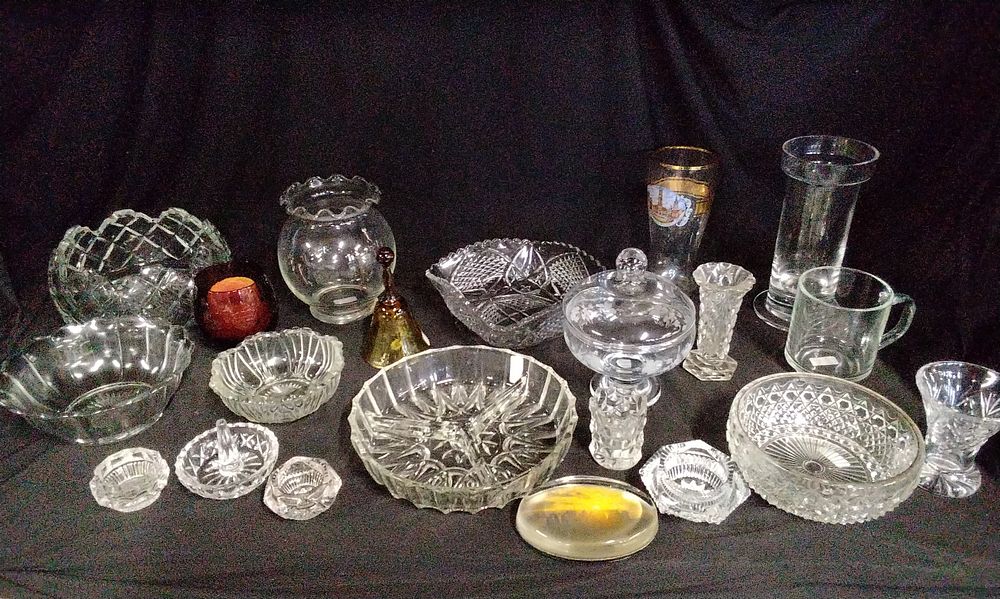 Lot 714: A Collection of Assorted Glass and Crystal Serving Pieces