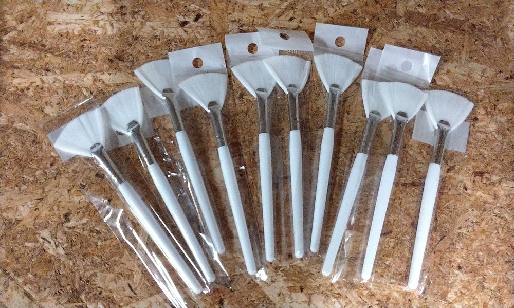 Lot 748: A Set of 10 White Fan Makeup Brushes