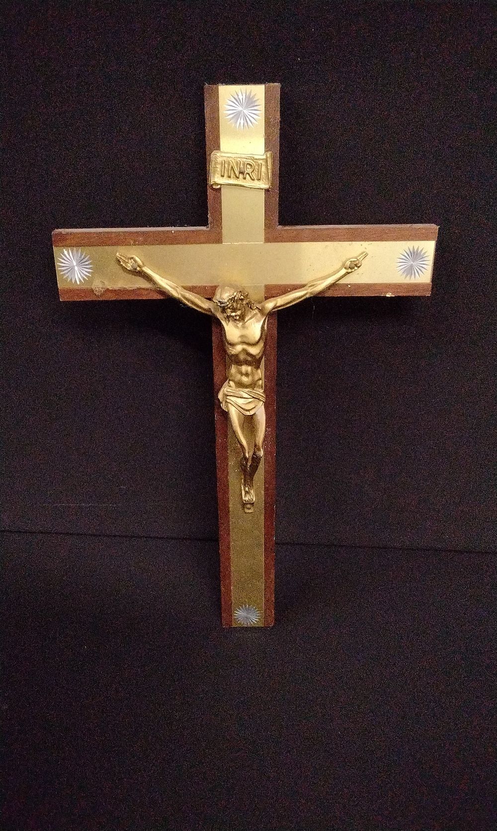 Lot 652: A  Brown and Gold-Toned  Crucifix