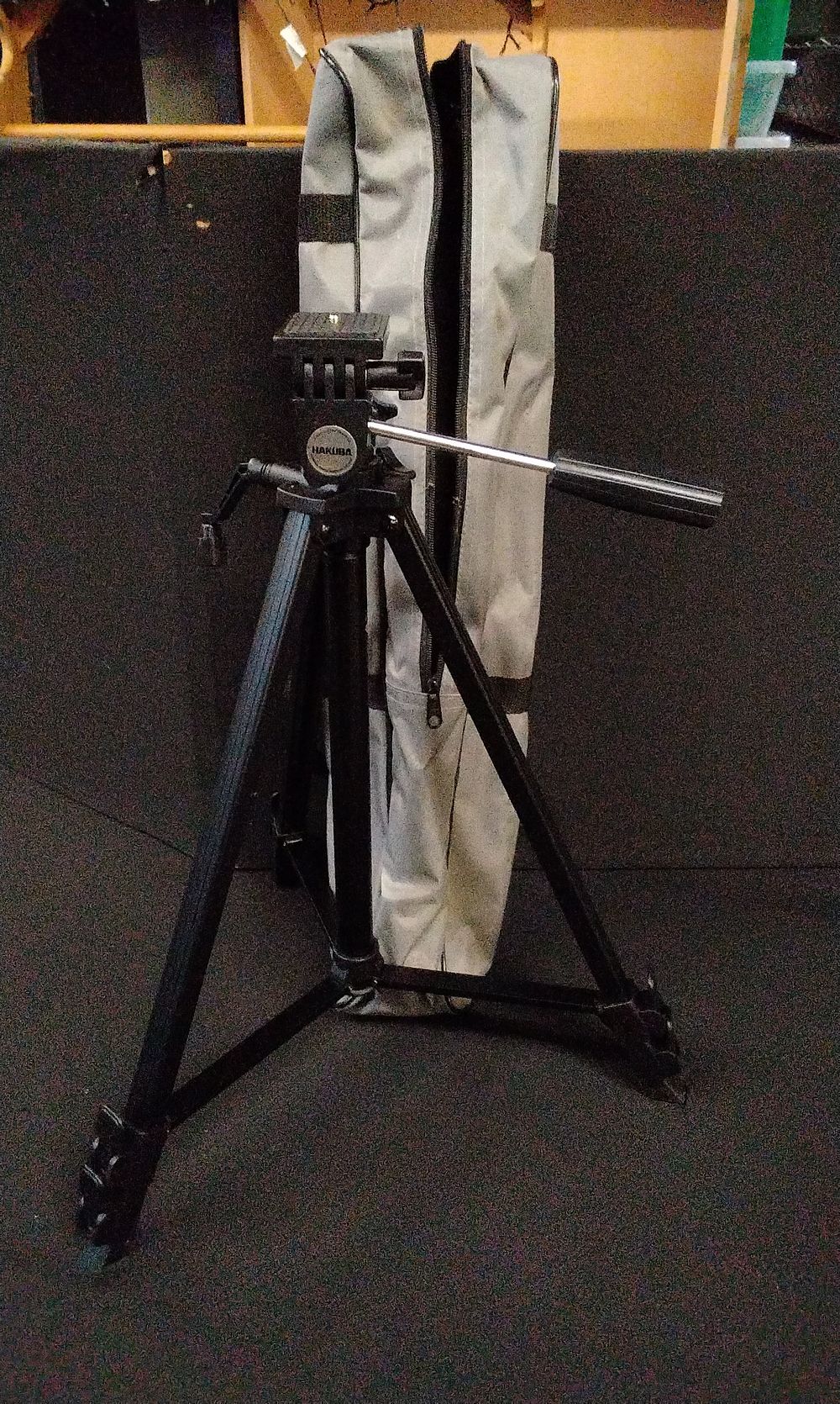 Lot 657: A Hakuba HK-202 Tripod with Carrying Bag