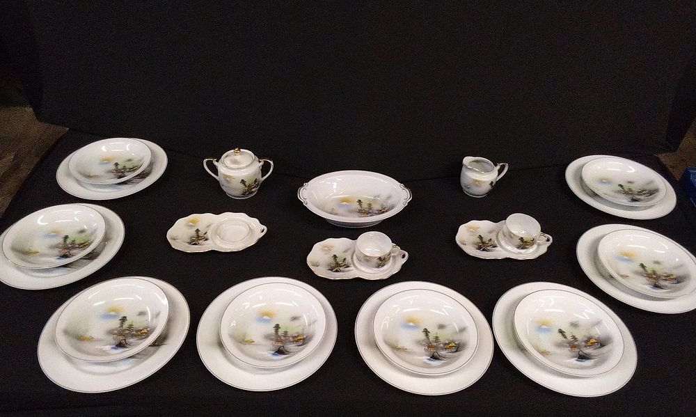 Lot 668: 24-Piece Hayasi Kutani Japanese Porcelain Dinnerware Set. COLLECTION ONLY
