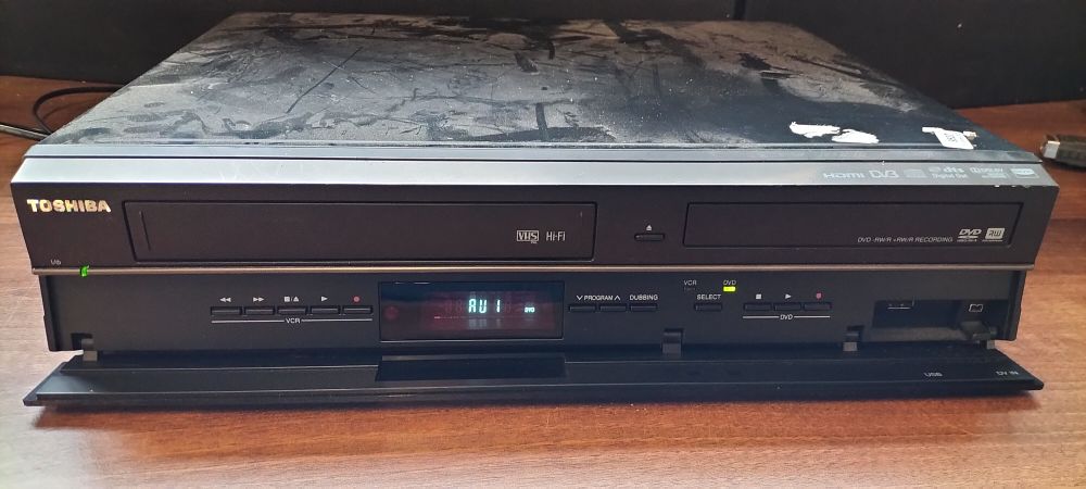 Lot 677: Toshiba DVR20KB DVD/VHS Recorder Combo Unit with Remote