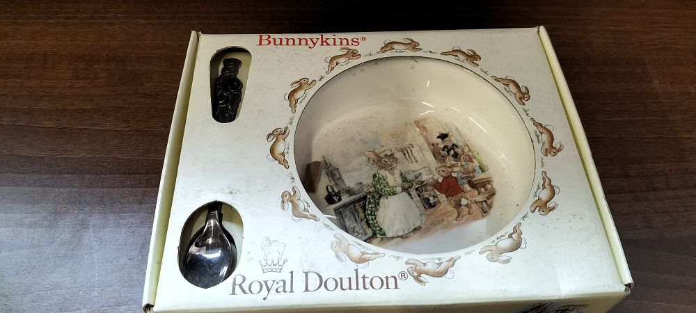 Lot 689: A Royal Doulton Bunnykins 1988 Nursery Set
