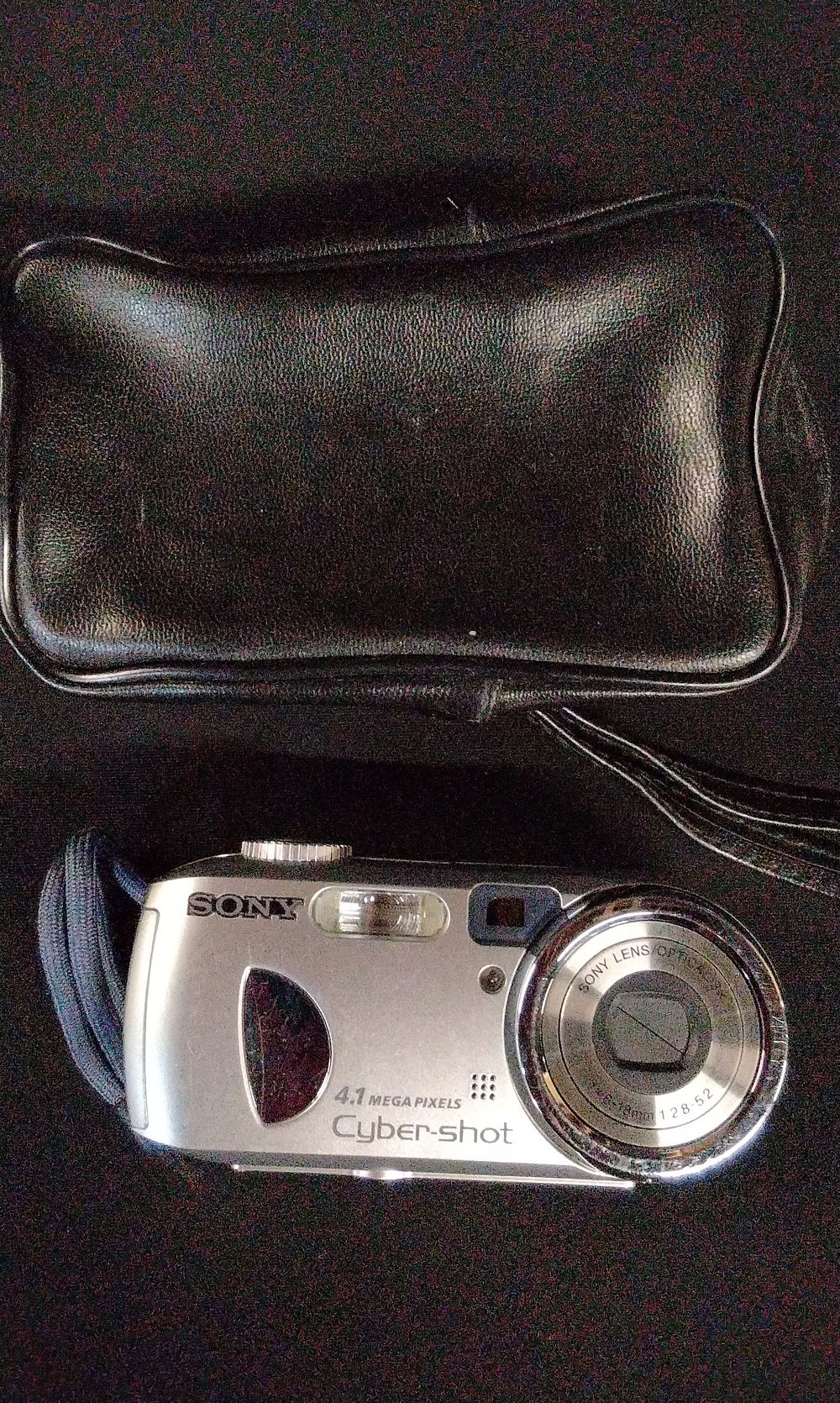 Lot 719: Sony Cyber-shot DSC-F717 4.1MP Digital Camera with Case. No Power Supply