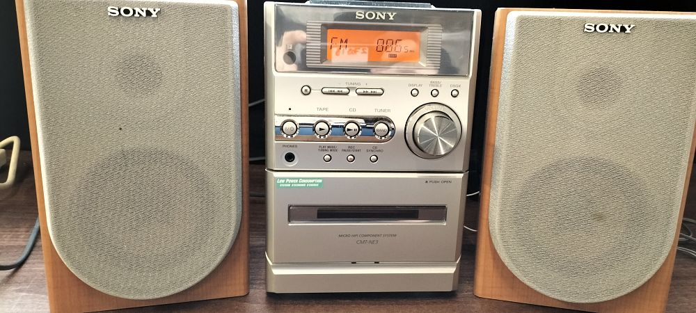 Lot 762: Sony CMT-NE3 Micro Hi-Fi System with Speakers and Remote. Tested for Power.