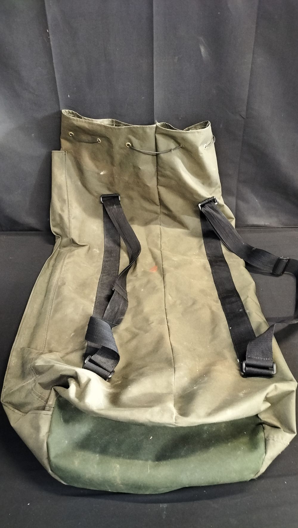 Lot 286: Draw string Army kit bag. With three full length pockets, Two straps.measures approx 113 x 55.5 cm