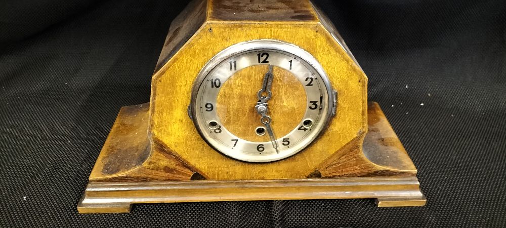 Lot 468: An Art Deco Westminster Chime Mantle Clock