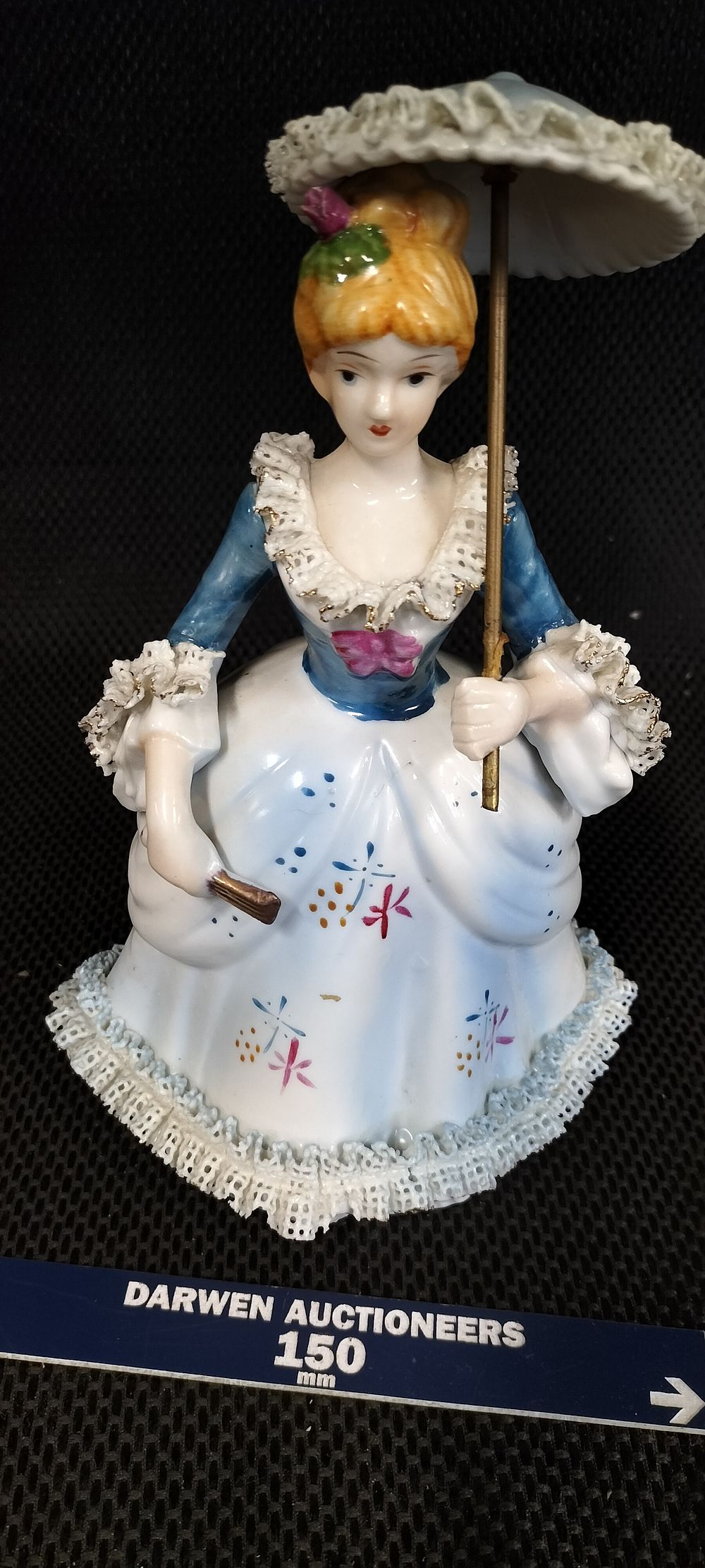 Lot 852: Vintage Porcelain Figurine of a Lady with a Sunshade