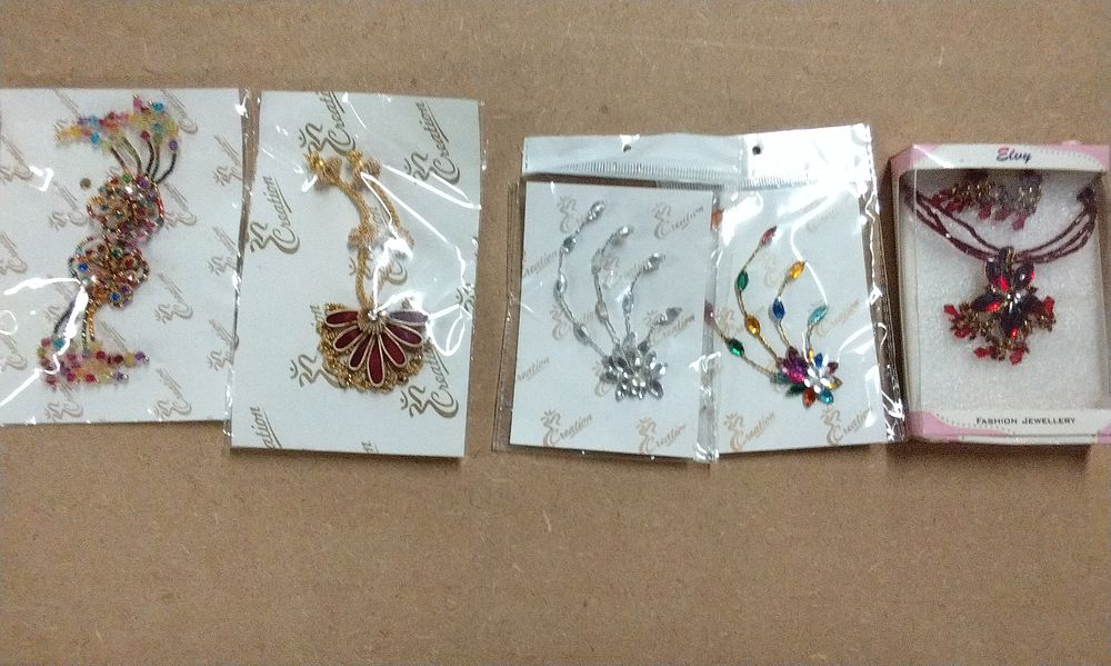 Lot 581: A Set of Fashion Jewellery with Rhinestone and Crystal Elements