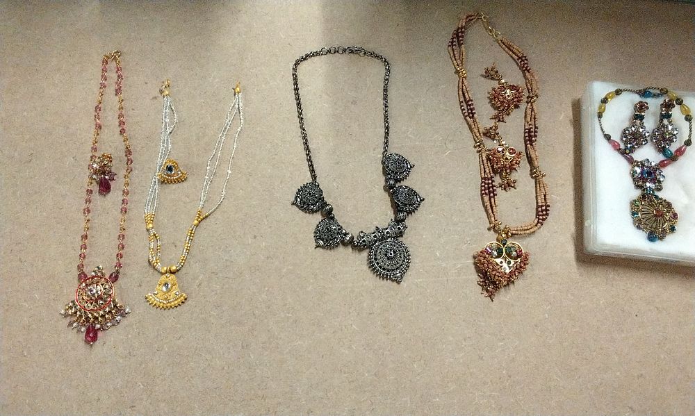 Lot 582: A Gold-Toned Multi-Stone Floral Jewelry Set