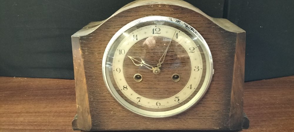 Lot 662: Enfield Art Deco Wooden Mantel Clock
