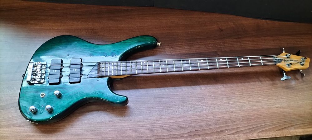 Lot 159: A Washburn Bantan XB-400 Bass Guitar