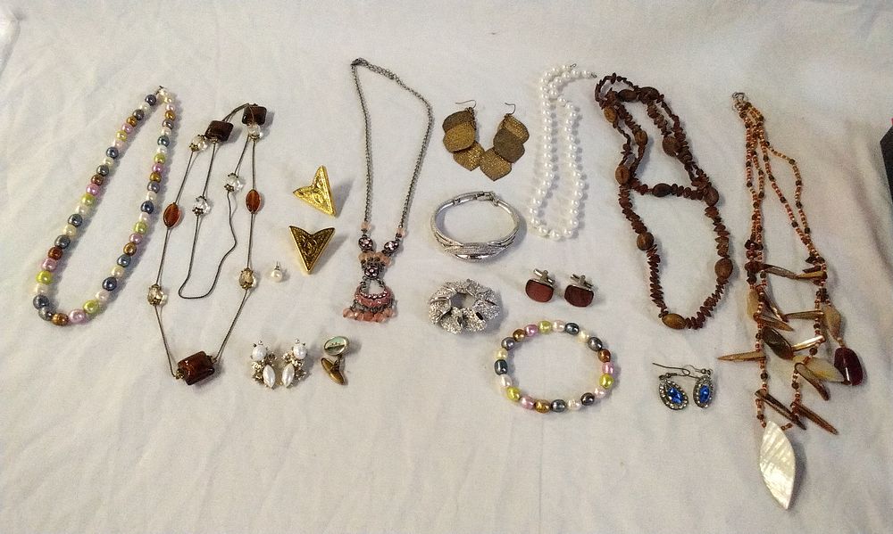Lot 201: Collection of Various Costume Jewellery