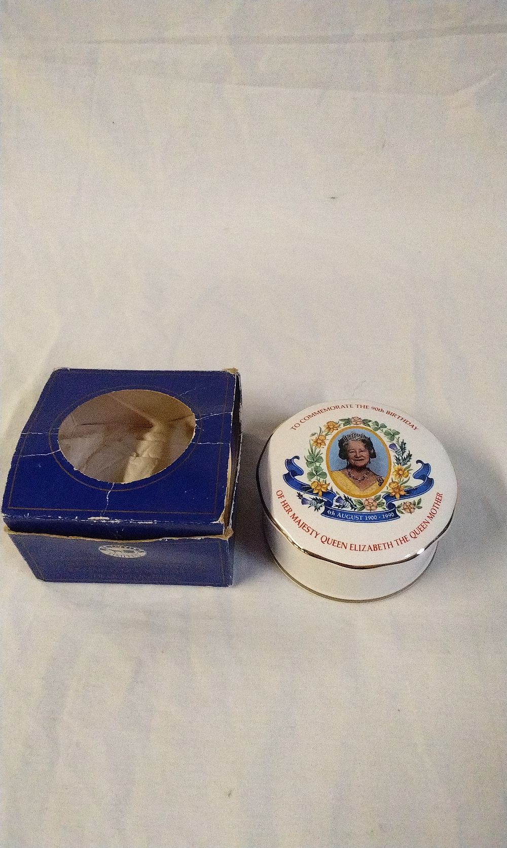 Lot 206: Wade Ringtons Limited The Queen Mother's 90th Birthday Commemorative Trinket Dish