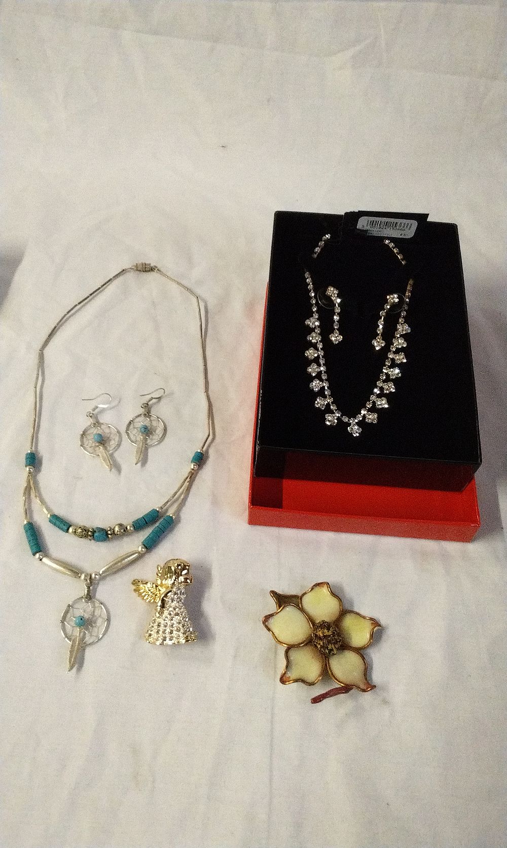 Lot 208: 2x Neclace and Earring Sets and 2x Brooches