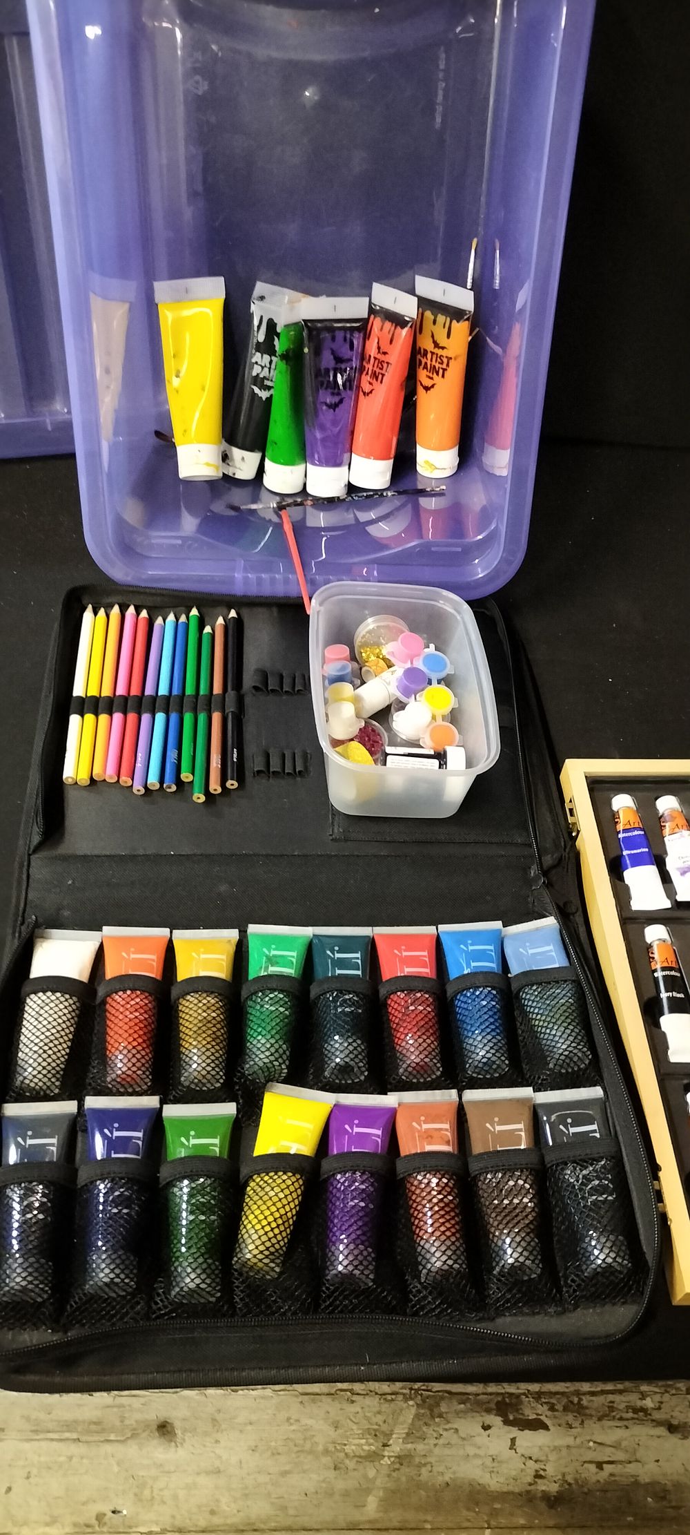 Lot 189: A Large Selection of Artists Paints and Pencils