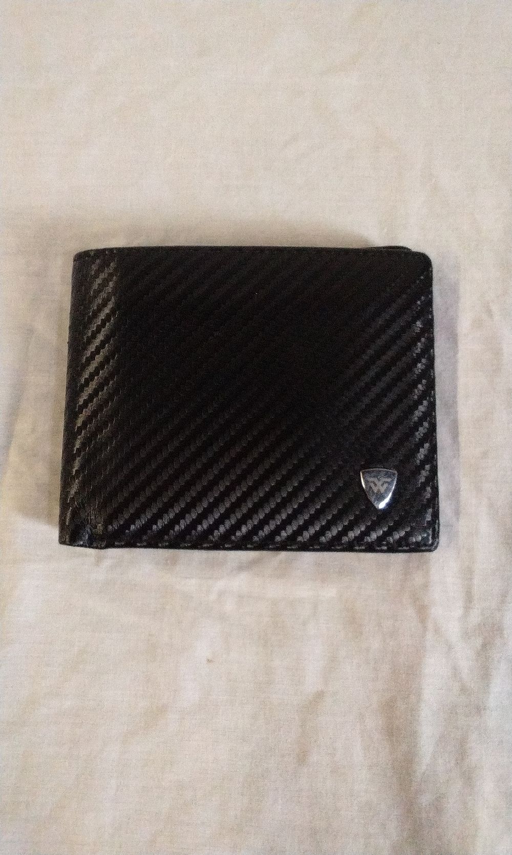 Lot 232: TEEHON men's wallet with a carbon fiber pattern.