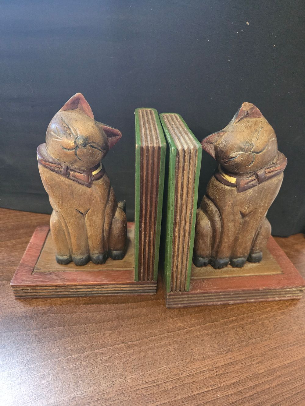 Lot 309: A pair of vintage wooden Cat book ends 1