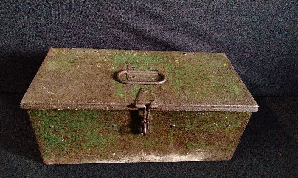 Lot 260: military style ammunition or tool box.