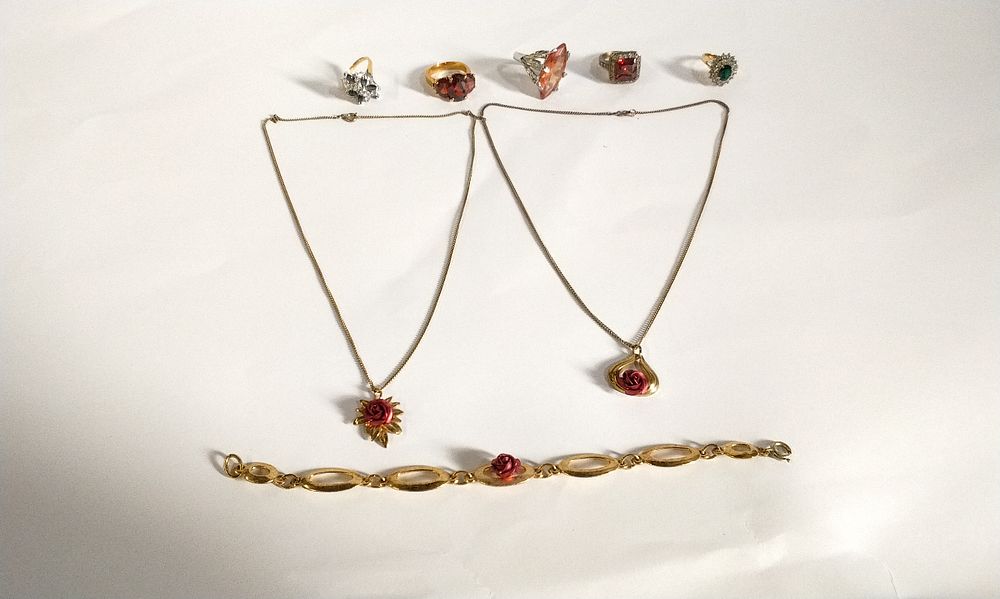 Lot 262: Selection of Various Costume Jewellery Including