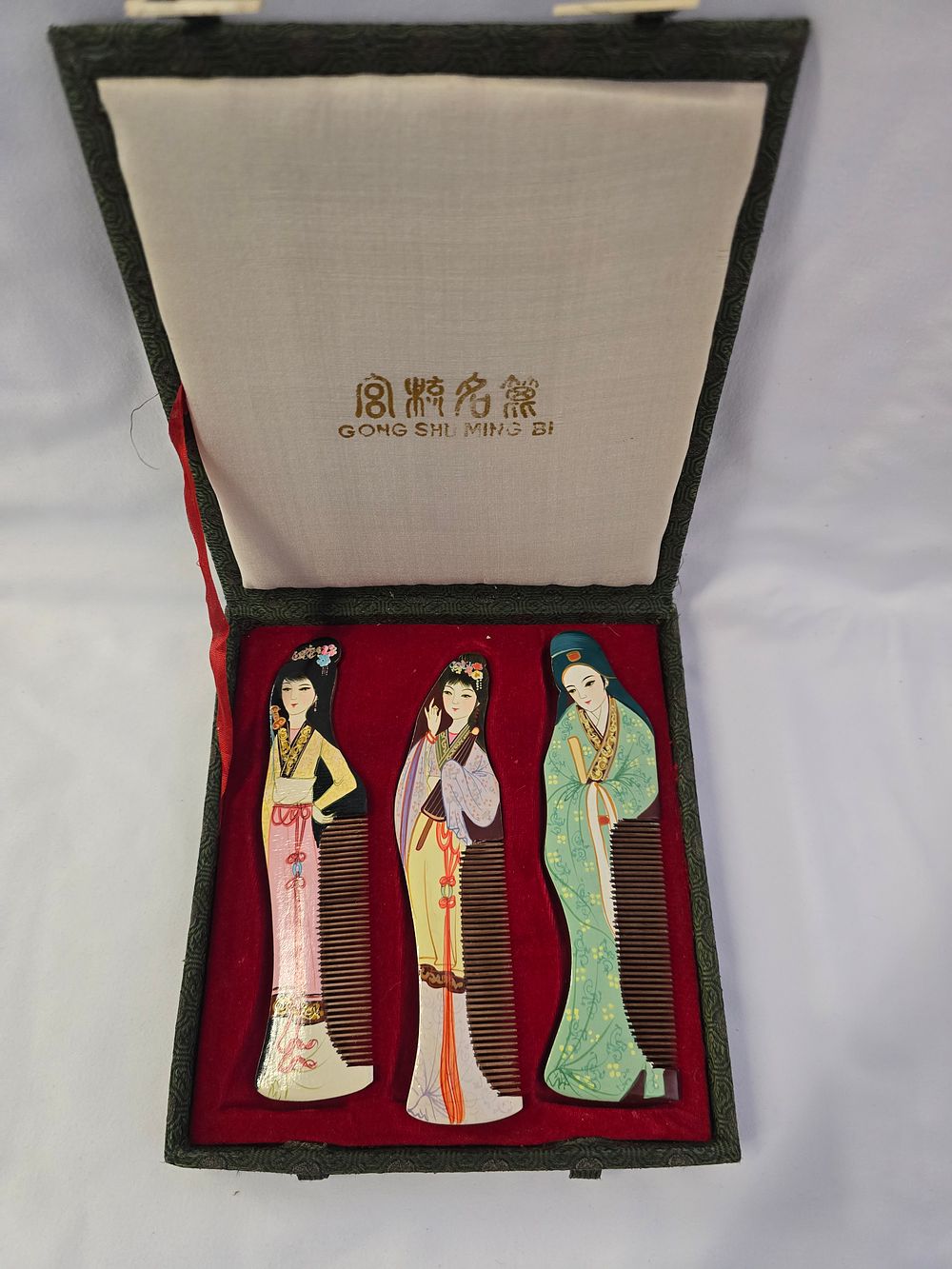 Lot 320: vintage set of hand-painted wooden combs from China, "Gong Shu Ming Bi" combs. 