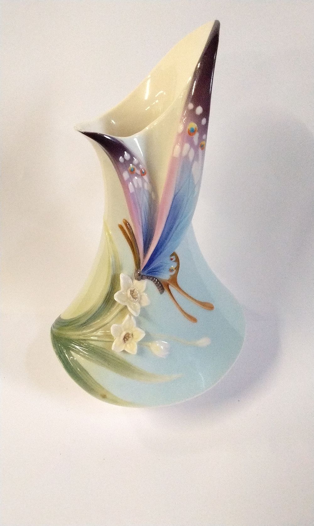 Lot 273: Boxed Franz Collection porcelain vase. The Papillon Butterfly FZ01422