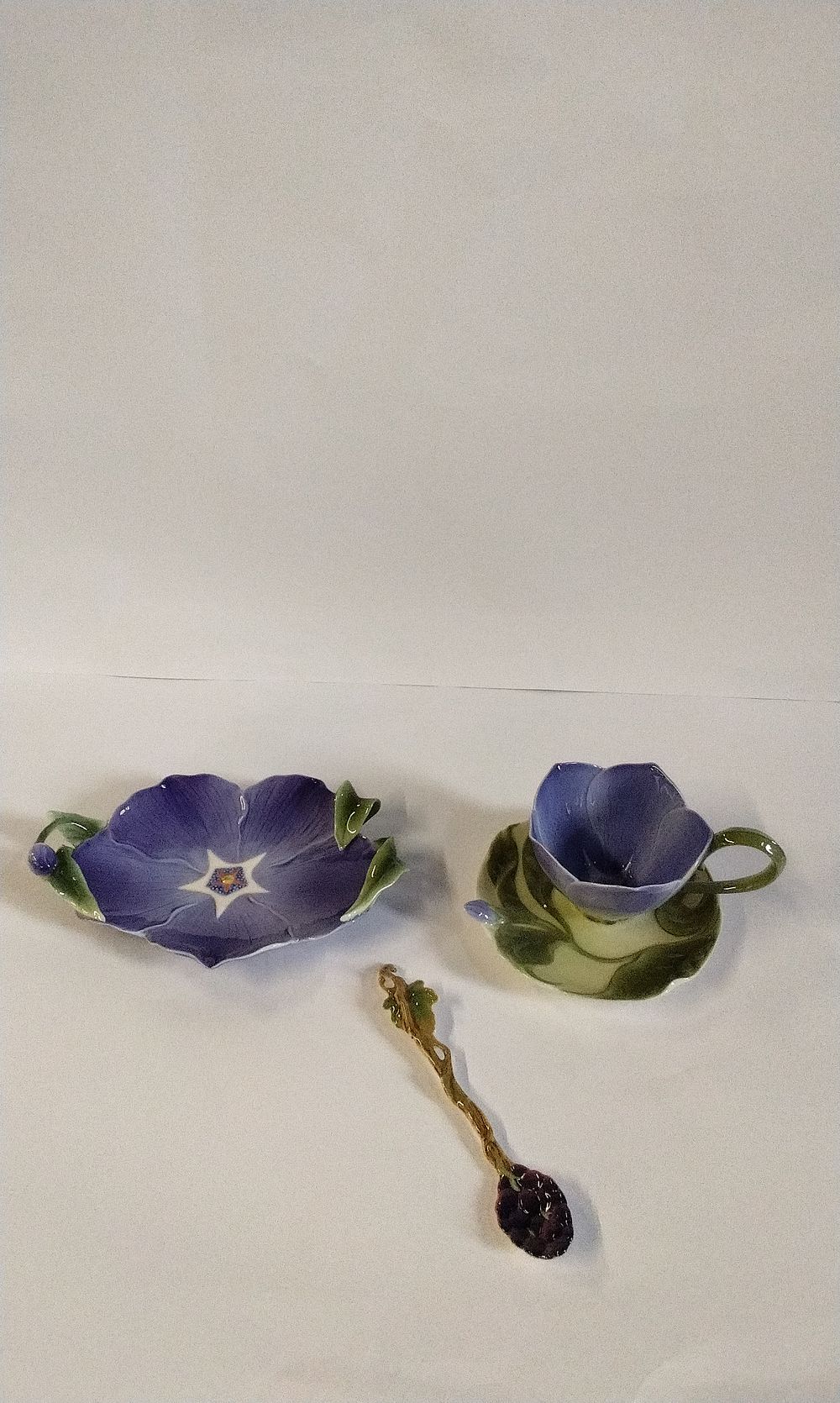 Lot 279: Franz Porcelain Periwinkle Oval Plate Length 16cm. Franz...