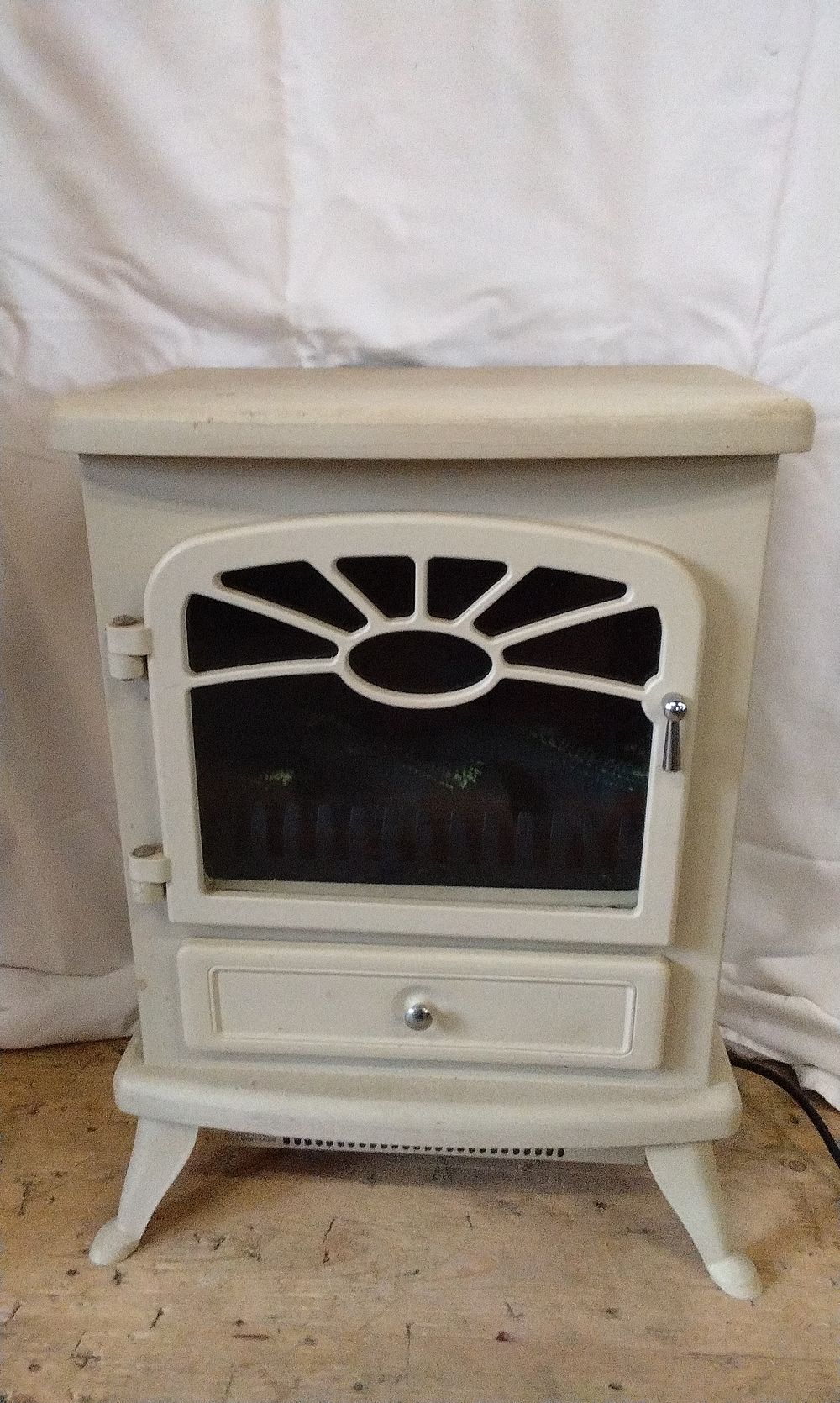 Lot 280: Focal Point Es2000 Cream Freestanding Electric Fire