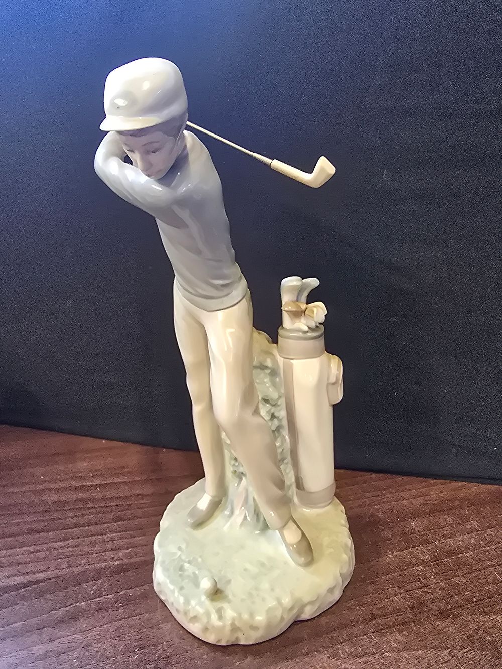 Lot 337: Lladró porcelain figurine of a male golfer. 'Golfer Man #4832