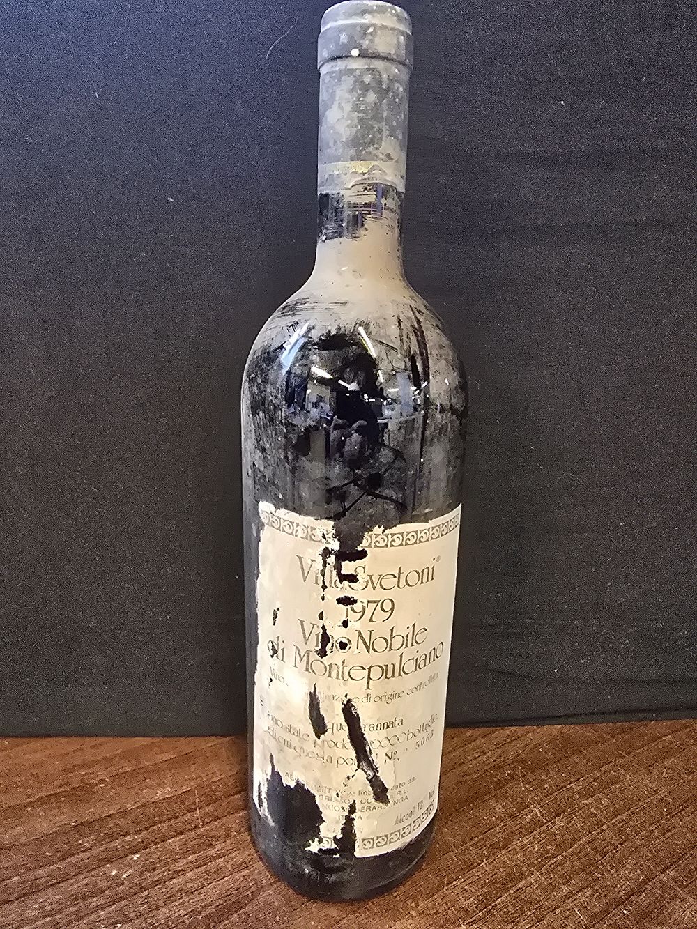 Lot 338: bottle of Villa Svetoni 1979 Vino Nobile di Montepulciano