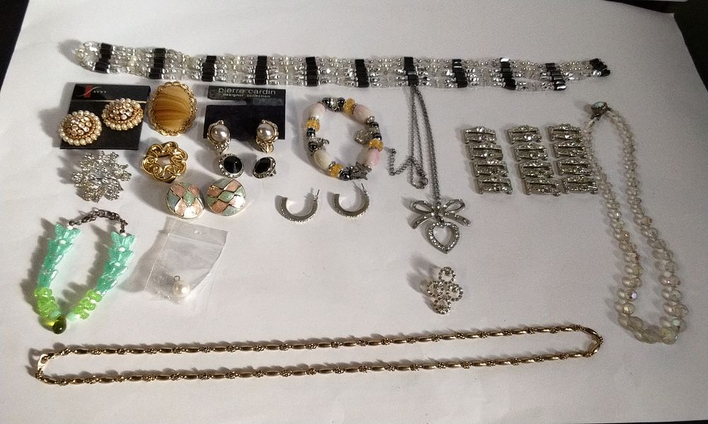 Lot 382: Selection of Various Costume Jewellery