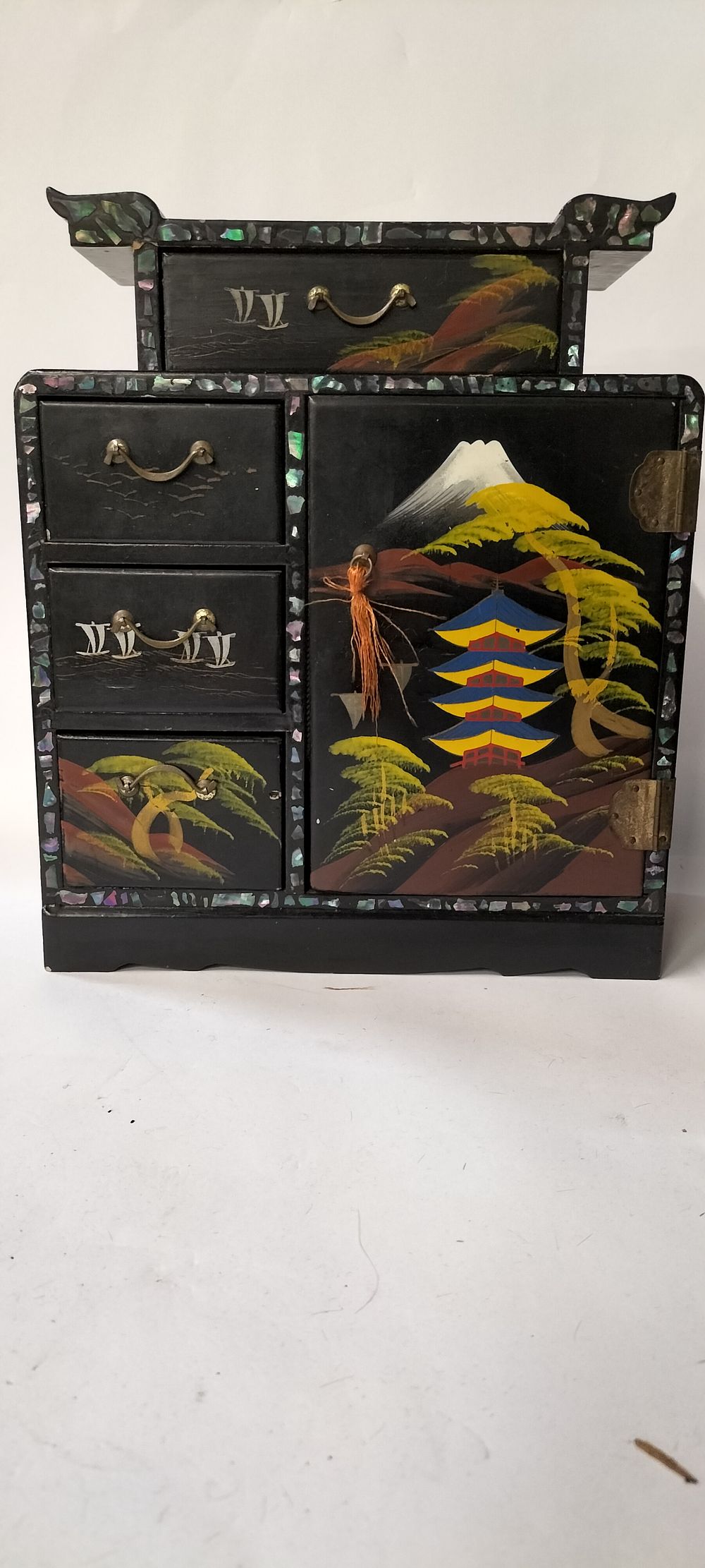Lot 395: A Vintage Japanese Lacquered Black Musical Jewellery Box