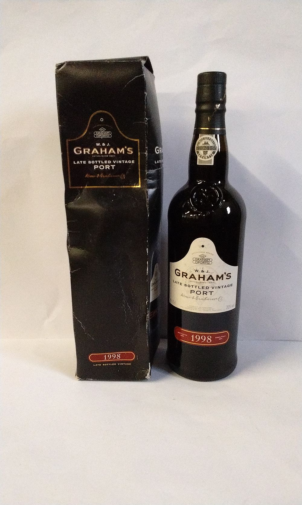 Lot 736: Boxed Unopened Bottle 1998 of W&J. Graham's Port