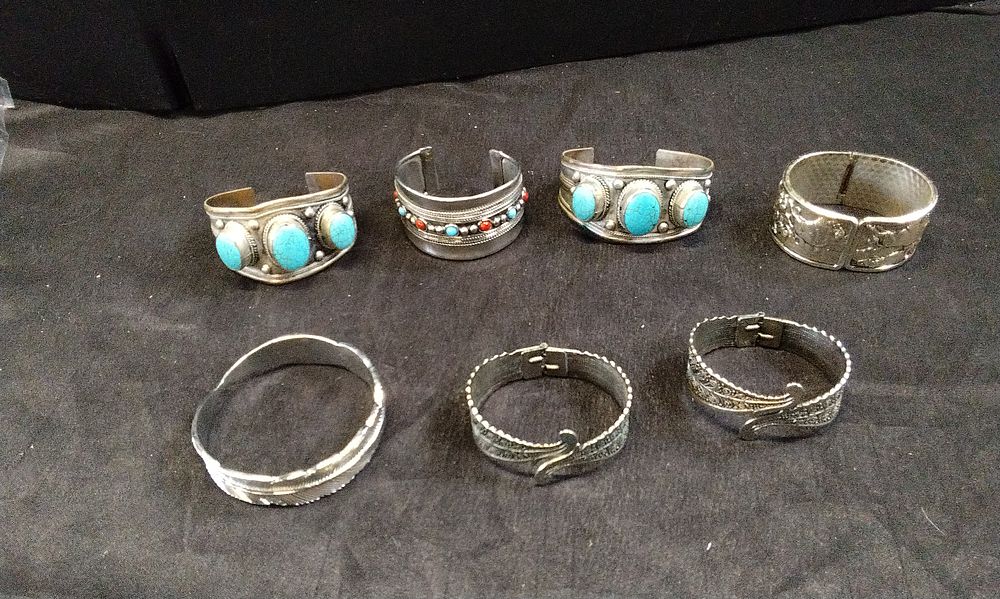 Lot 204: 7x Mixed Cuff Bangles