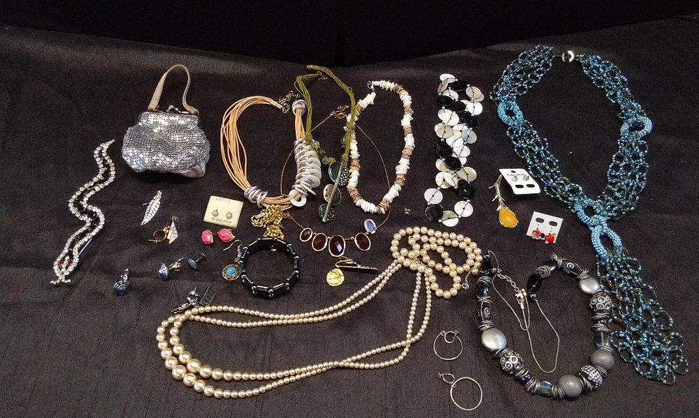 Lot 221: Selection of Various Costume Jewellery