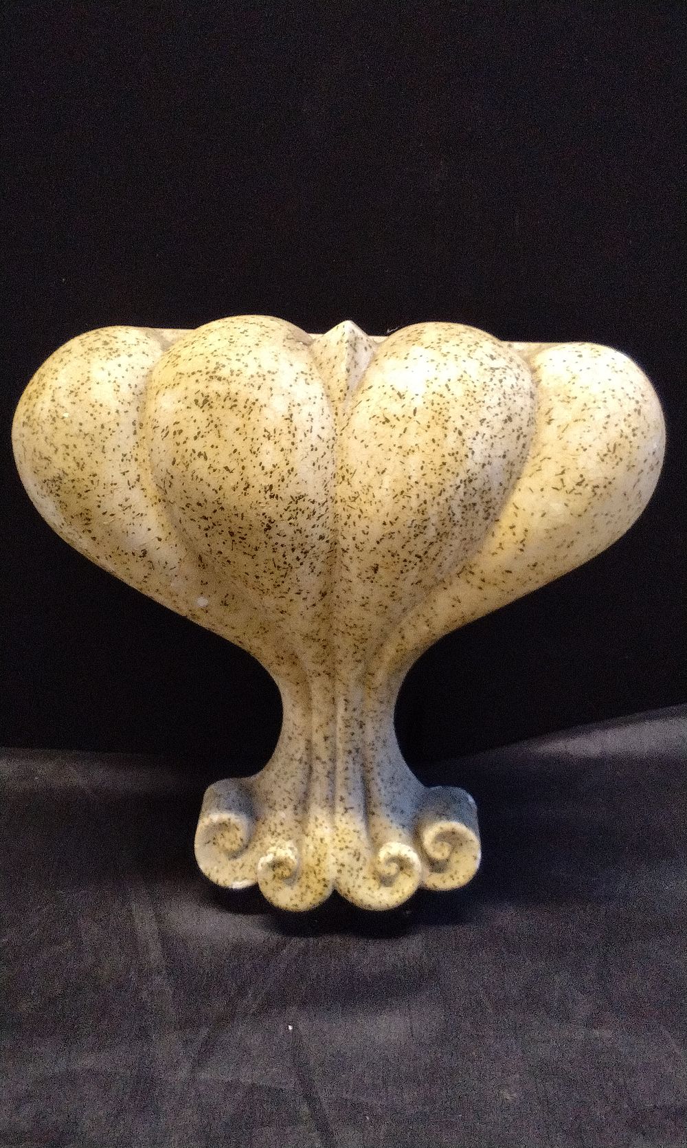 Lot 233: wall mounted flowers holder