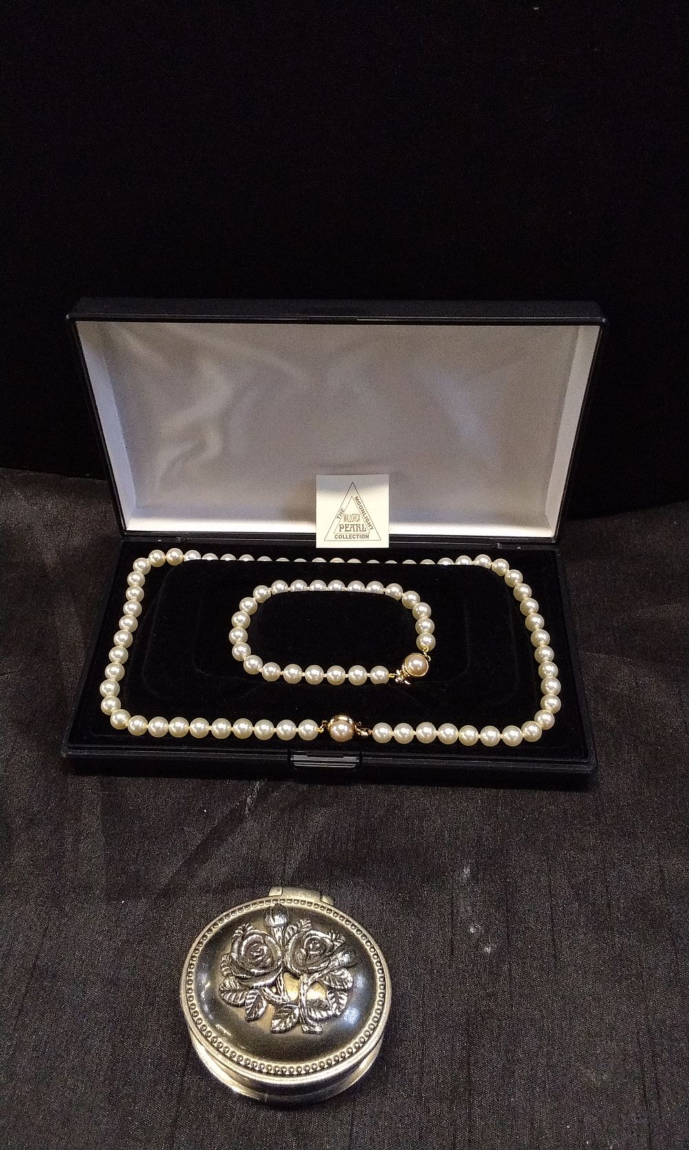 Lot 234: Set of Mallorca Moonlight Pearls Bracelet and Neclace Set