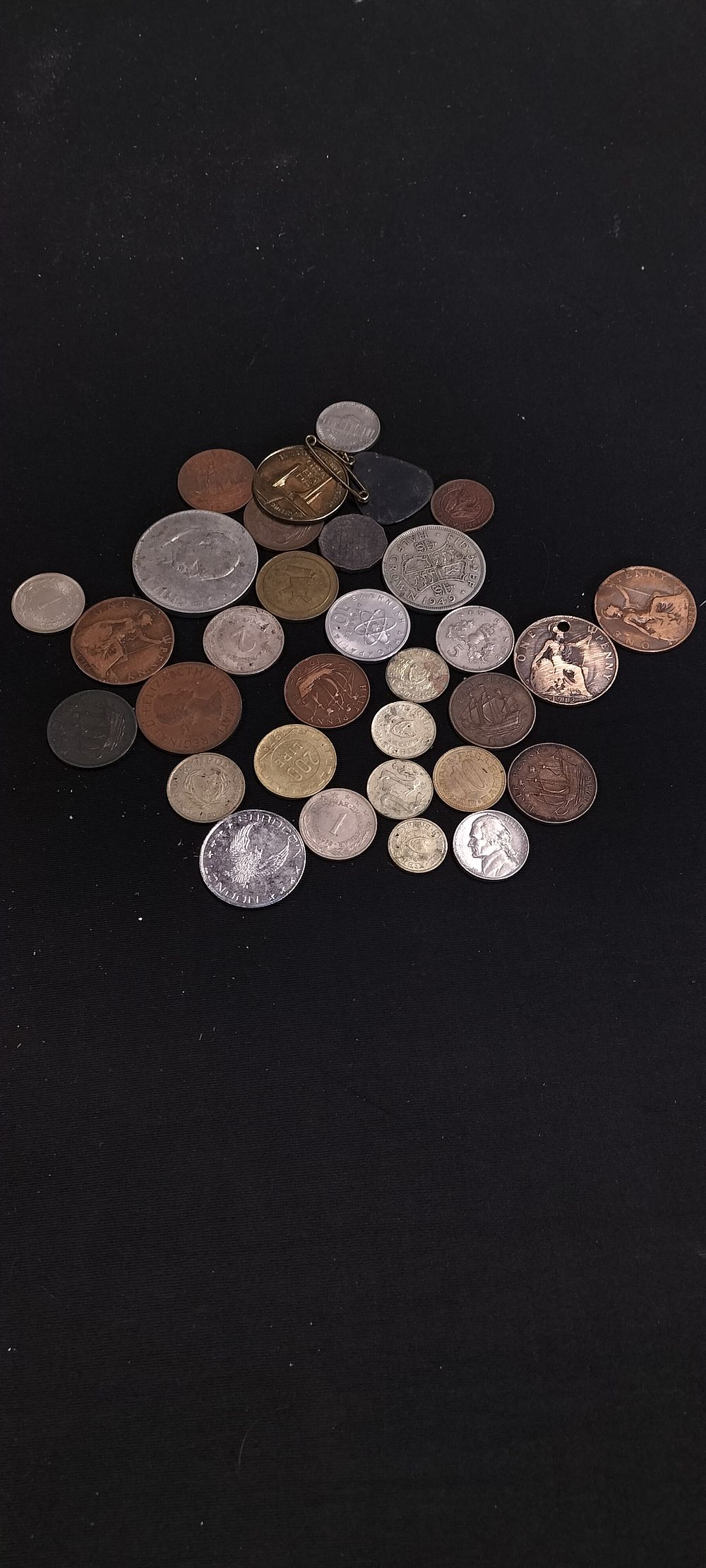 Lot 169: A Small Collection of Mixed Coins