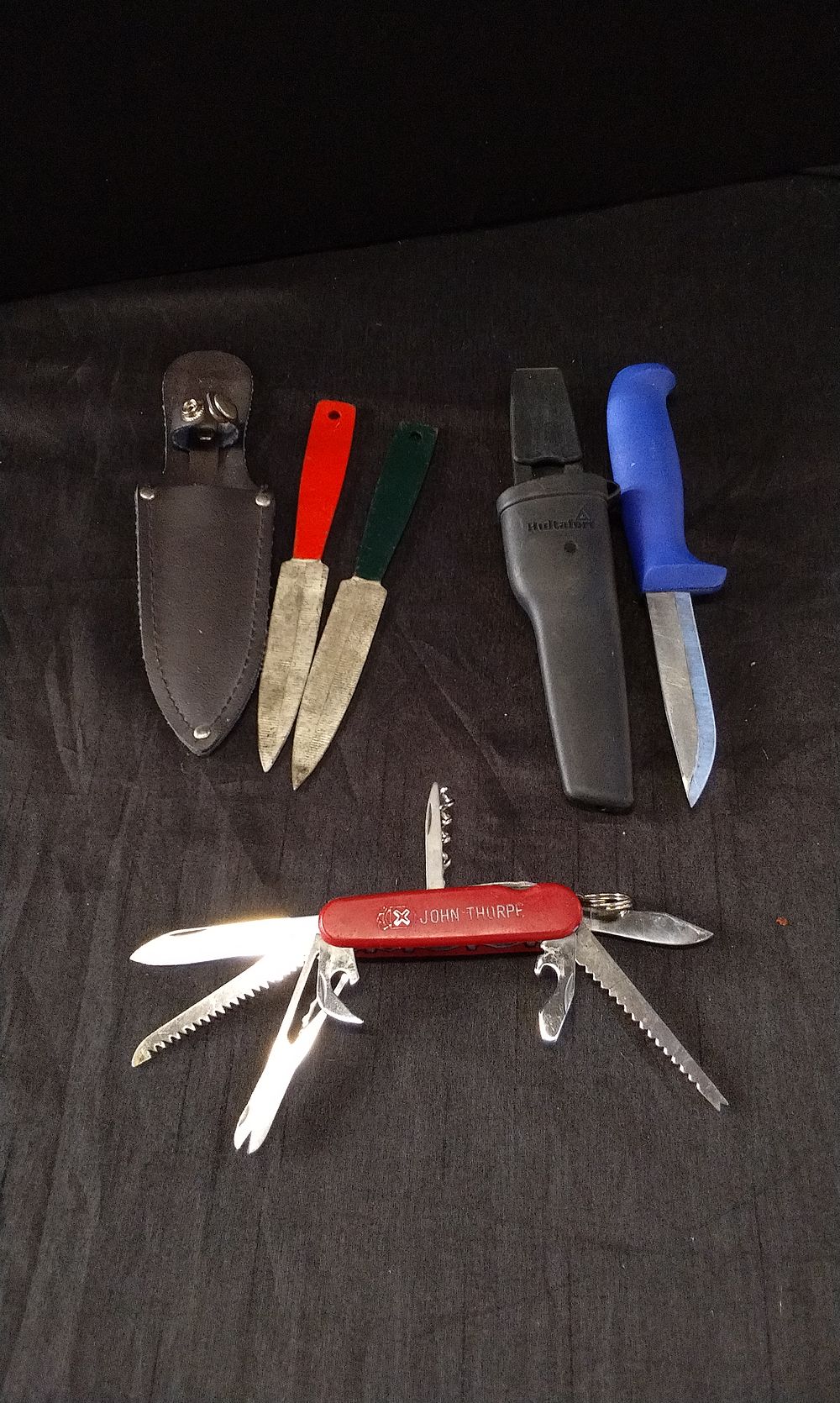 Lot 243: Mixed Lot of Utility Knives, Throwing Kives, and Craft Knife