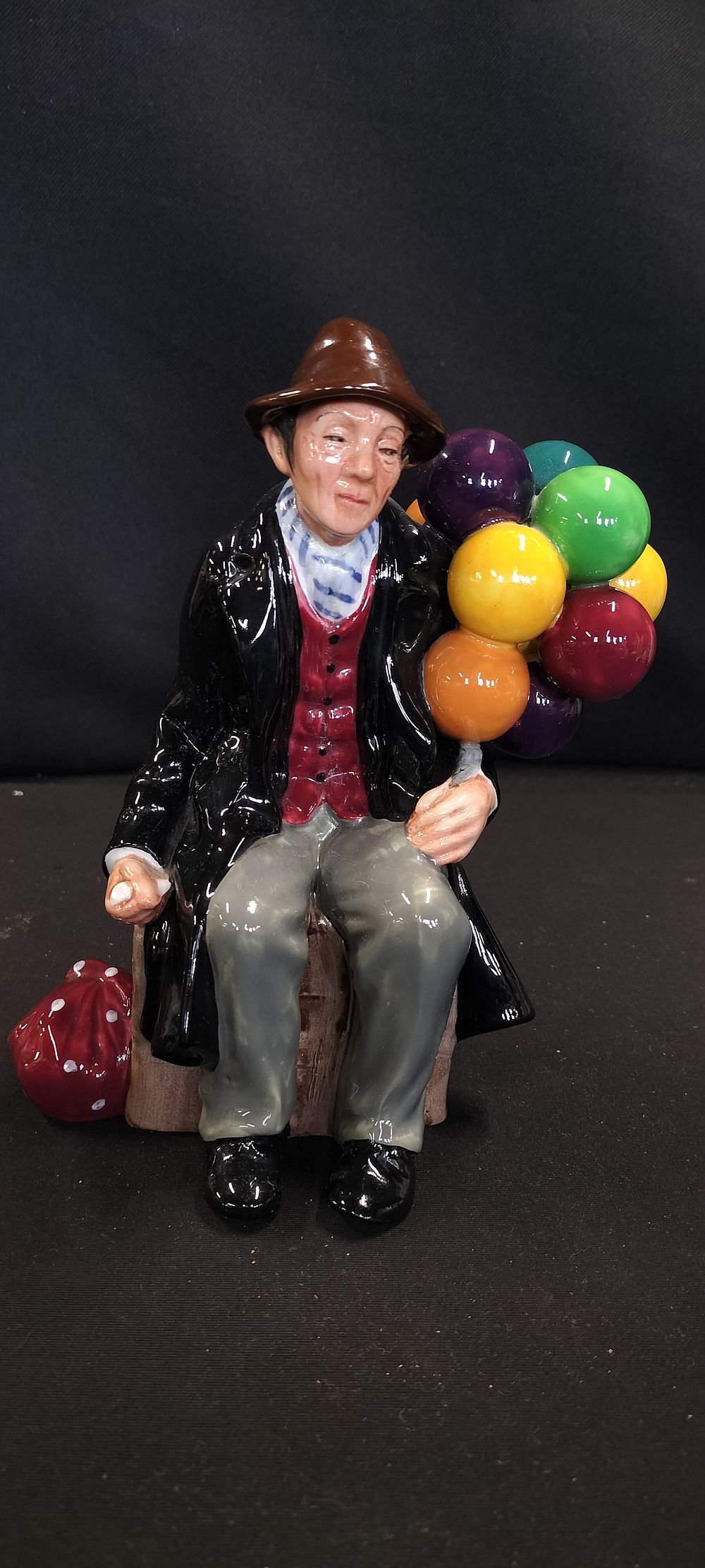 Lot 176: A Royal Doulton Porcelain 'The Balloon Man' HN1954