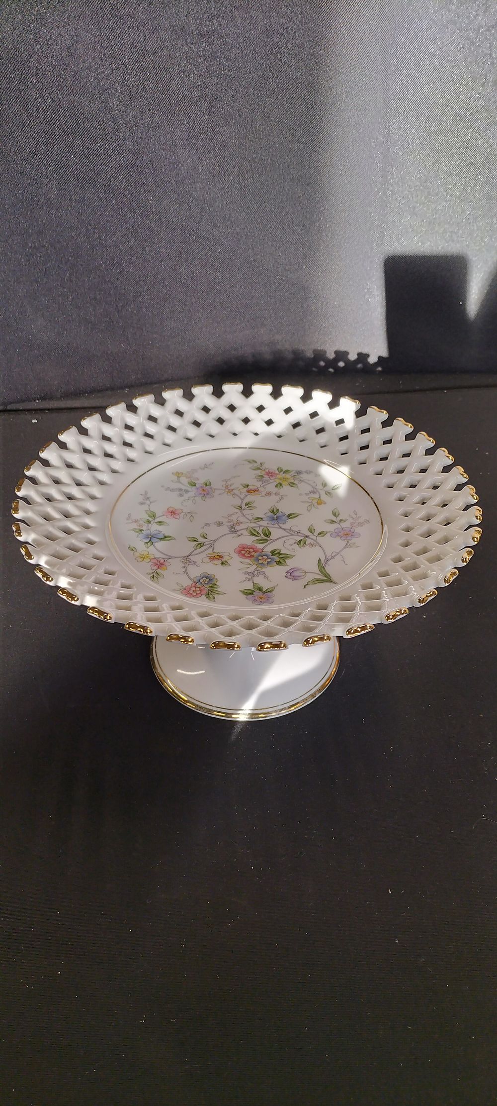 Lot 177: A Vintage St. Michael Imperial Porcelain Pedestal Cake Stand