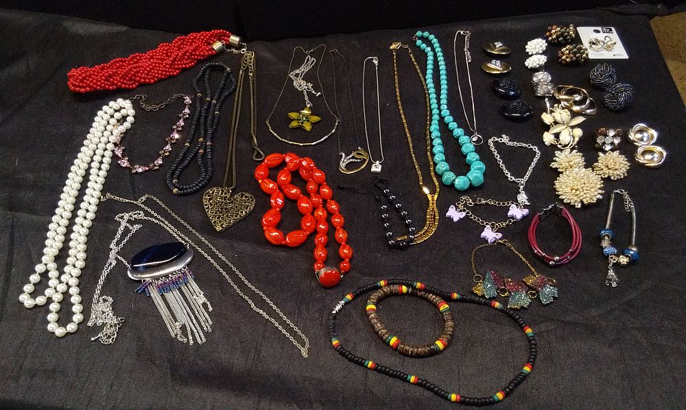 Lot 260: Selection of Various Costume Jewellery Items