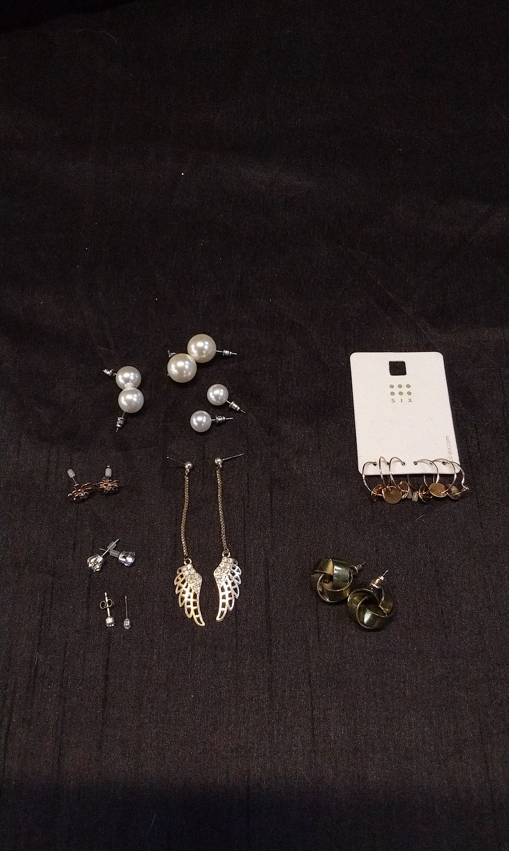 Lot 261: 11x Pairs of Earrings